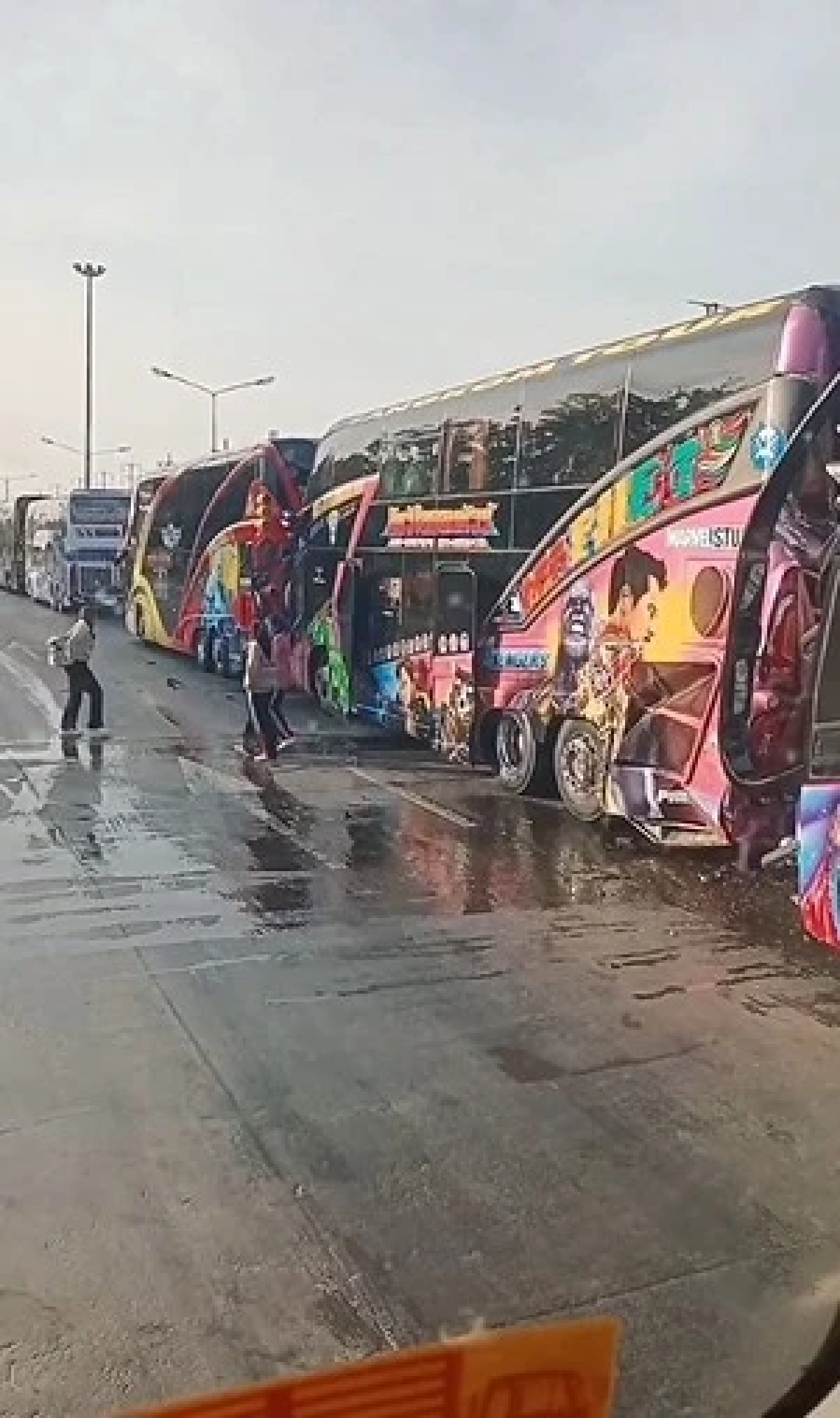 ระทึก! รถบัสทัศนศึกษา พุ่งชนท้ายกันเอง นักเรียน บาดเจ็บระนาว