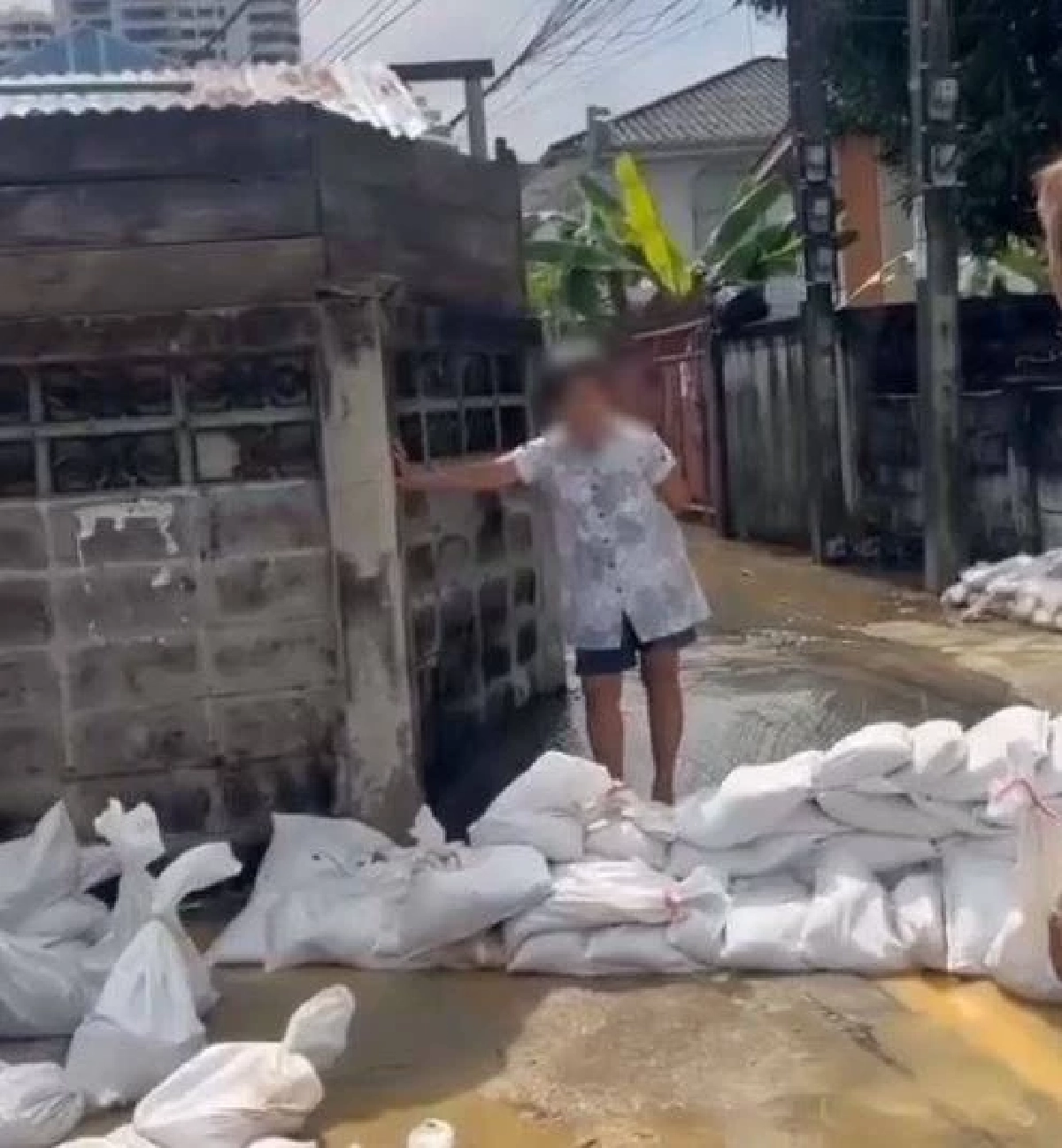แบบนี้ก็มีด้วย! หญิงชรา บุกรื้อกระสอบทราย อ้างเดินไม่สะดวก จนน้ำทะลักท่วมชุมชน
