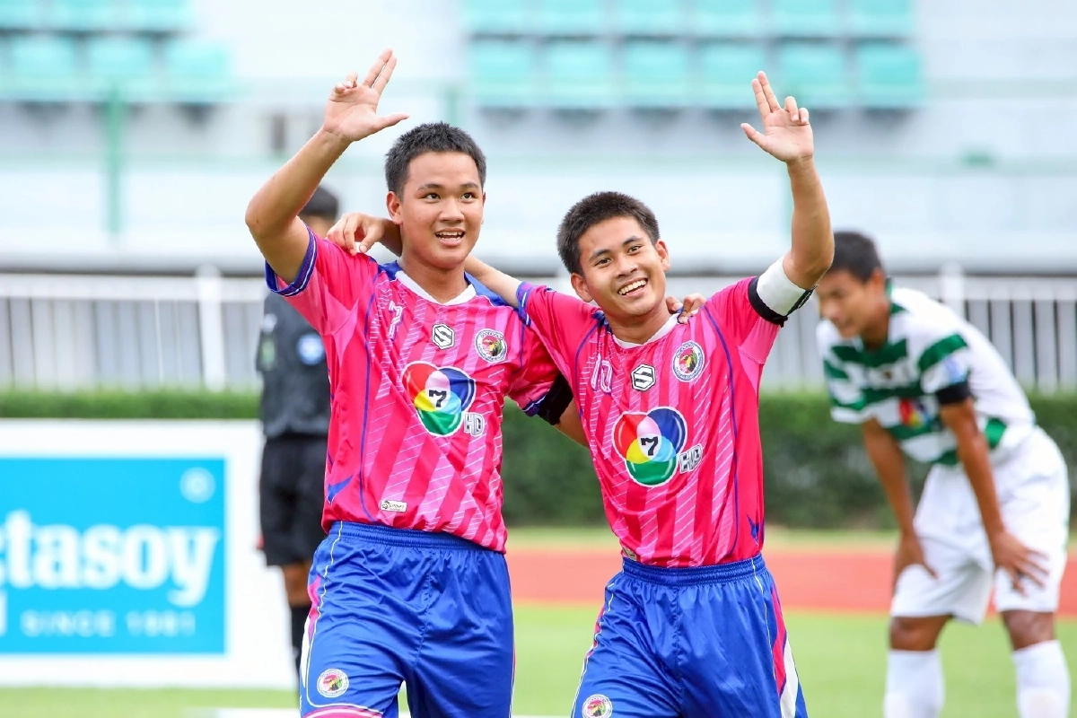 ขวา : กัปตันบิ๊ก พายัก สีพะนม