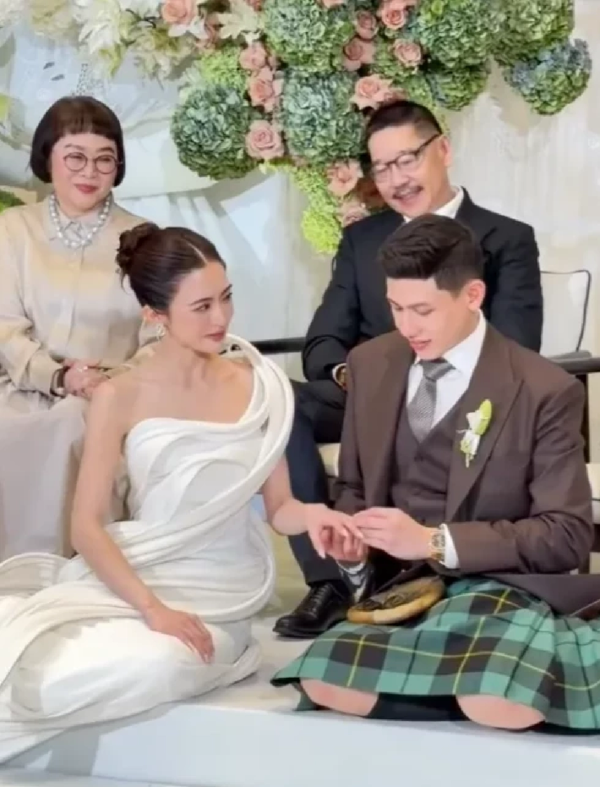 ดราม่างานหมั้น \'มายด์ - พาย\' ชาวเน็ตจับตา \'ทราย สก๊อต\' ไม่ถูกเชิญ?