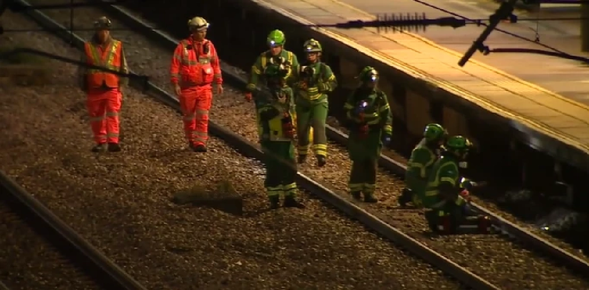 เจ็บอ่วม! \"จ้วง\"ด้วยมีด\" บนรถไฟ ผู้โดยสาร กรีดร้องสุดสะเทือนขวัญ