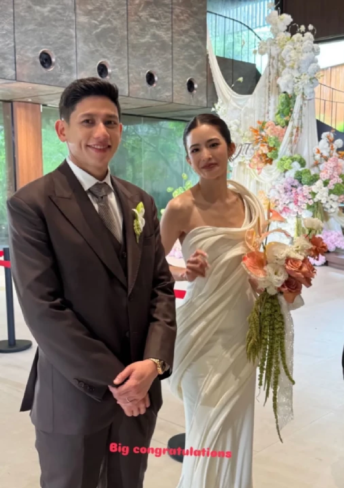 ดราม่างานหมั้น \'มายด์ - พาย\' ชาวเน็ตจับตา \'ทราย สก๊อต\' ไม่ถูกเชิญ?