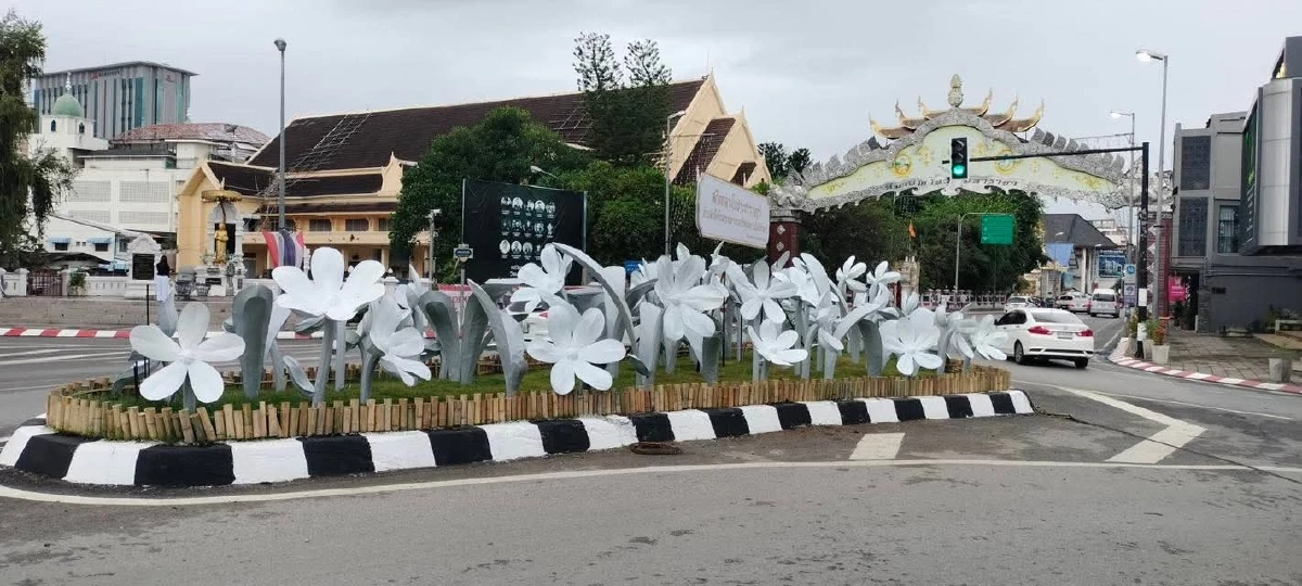 ปิดจบดราม่า! ดอกไม้ที่ถูกพ่นสเปรย์สีดำ เปลี่ยนเป็นสีขาว