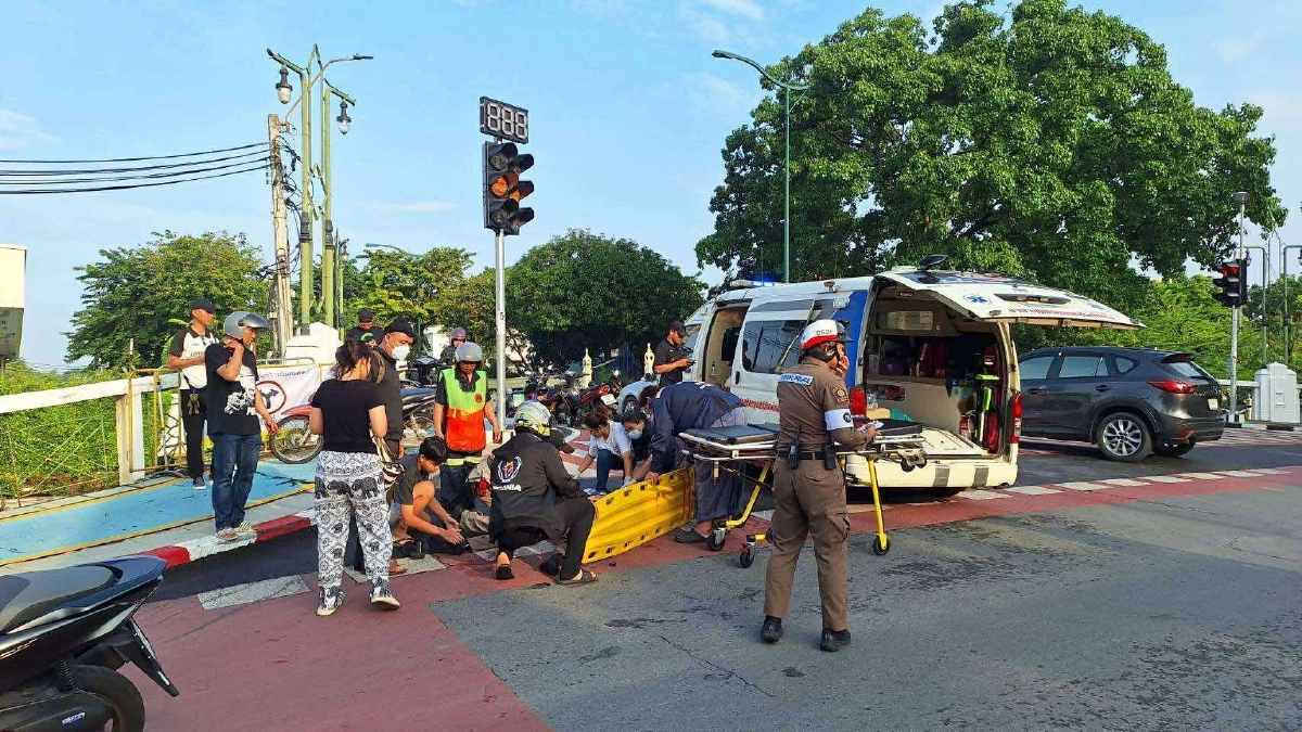 เปิดวงจรปิด นาที จยย. ฝ่าไฟแดง พุ่งชนตำรวจจราจร ได้รับบาดเจ็บ