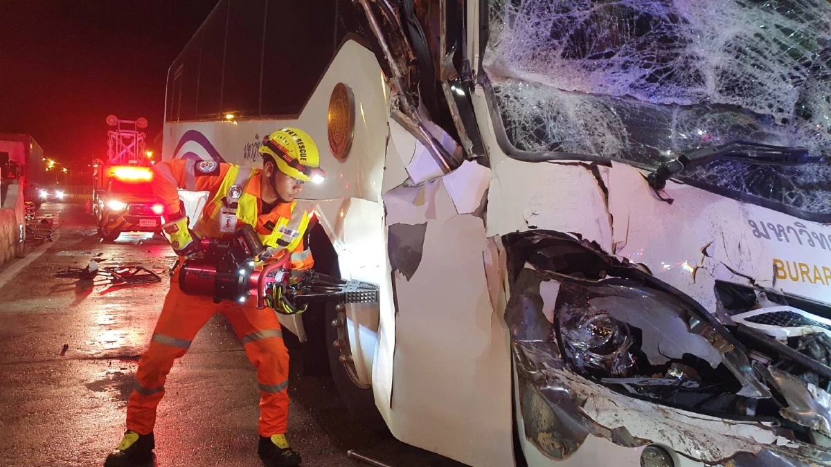 นศ.มอดัง 70 ชีวิตกลับจากดูงาน เกิดเหตุรถบัสชนท้ายกัน ดับ 1 ราย