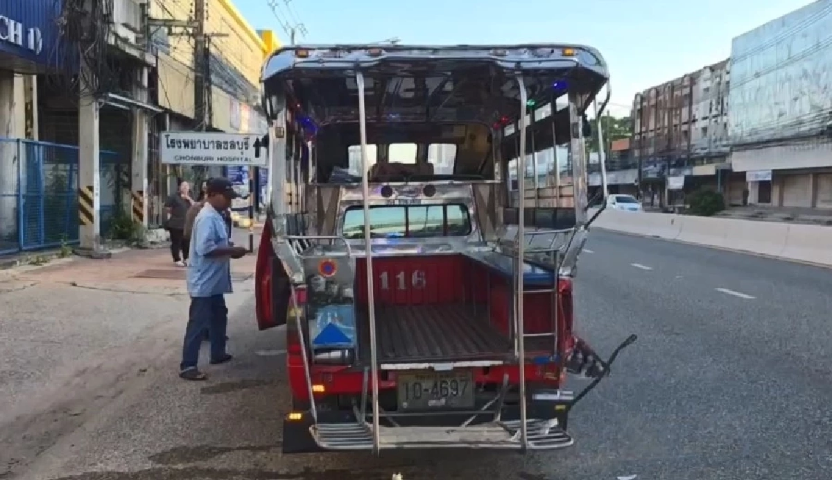 ระทึก! กระบะ พุ่งชนท้ายสองแถว นักเรียน-คนแก่ บาดเจ็บระนาว