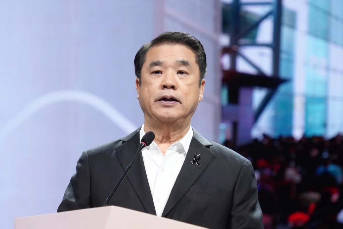 นายสุริยะ จึงรุ่งเรืองกิจ 