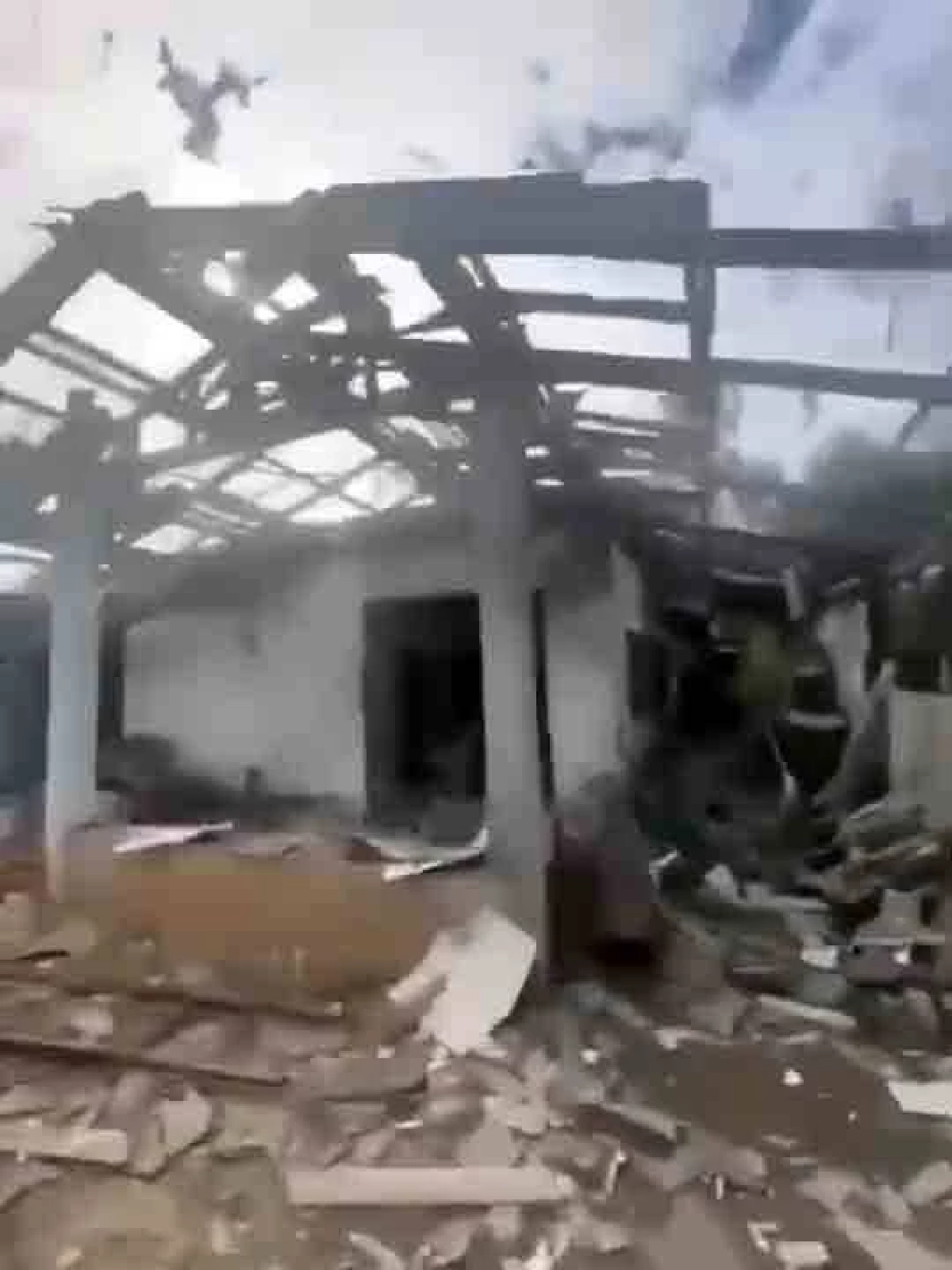 เปิดภาพเสียหาย 'เขมรยิงจรวด BM-21' ตกใส่บ้านเรือน ทำ ตร.เจ็บ ชาวบ้านเจ็บ 5 ขาขาด