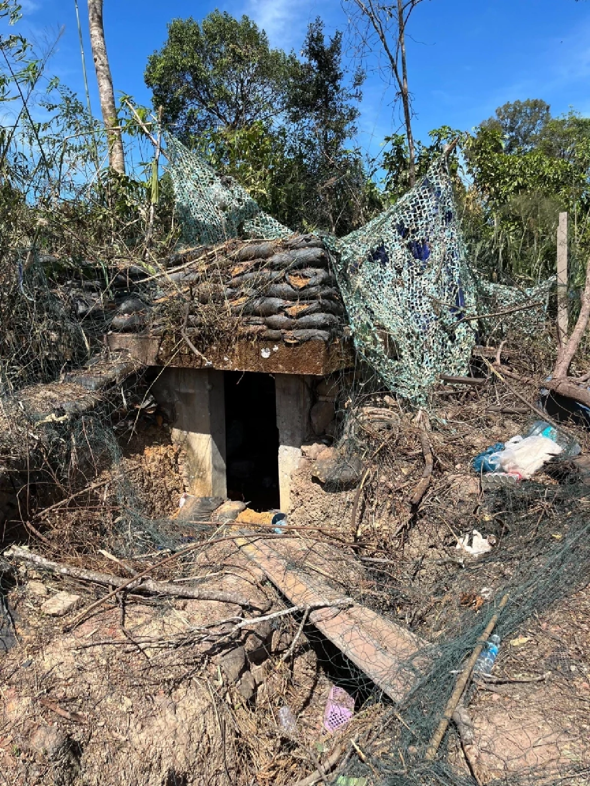 ทร.เคลียร์พื้นที่บ้านสามหลัง เปิดลิสต์หลักฐาน คลังเก็บทุ่นระเบิด-เอกสาร