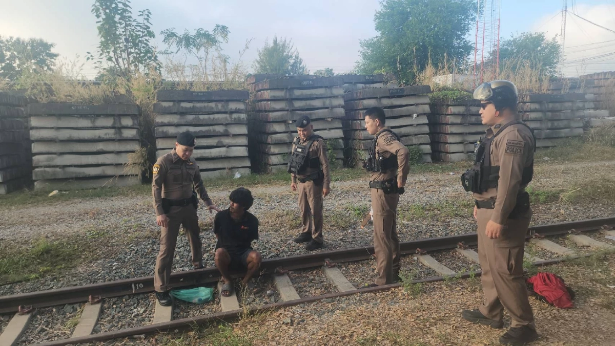 เปิดนาที 'ชายเร่ร่อน' ก่อเหตุคลั่งใช้มีดจ้วง รปภ. เลือดอาบคาสถานีรถไฟลำปาง