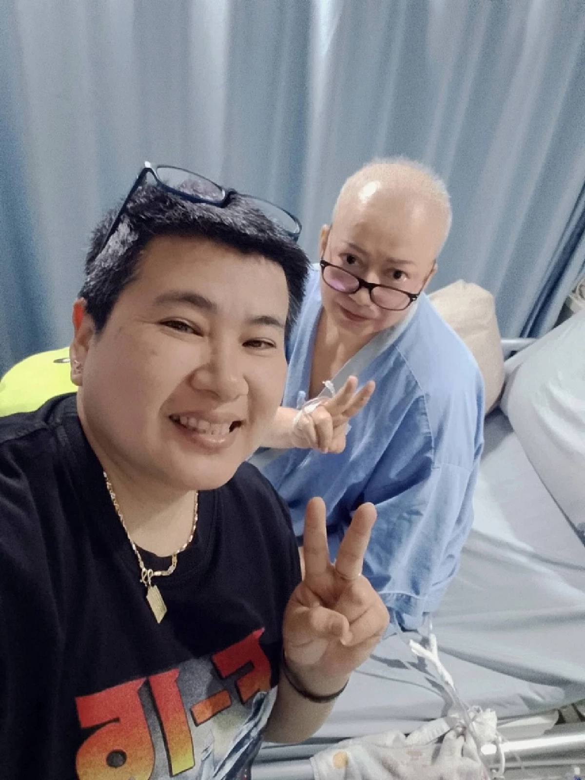 "แหม่ม อลิษา" ผ่าตัดมะเร็งร้าย "จุ๋ม อุทุมพร" รุดเยี่ยม กอดคอร้องไห้ ยัน!น้องใจสู้มาก