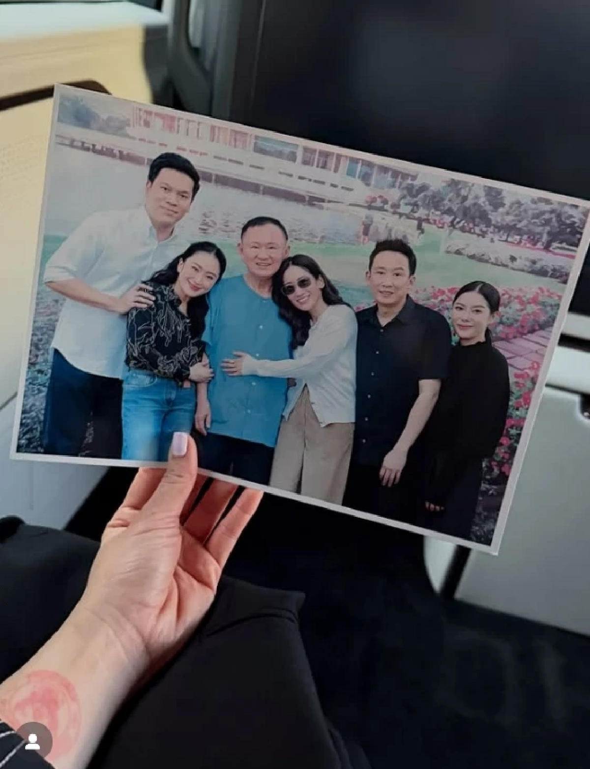 "ทักษิณ" โชว์ลูกคอร้องเพลง "ใจสั่งมา" คู่กับ "เสก โลโซ"