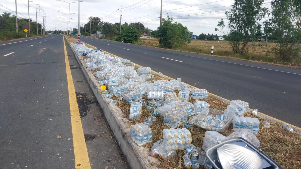 รถขนสิ่งของบริจาค ไปส่งศูนย์อพยพ ยางแตกพลิกคว่ำ เทกระจาดเกลื่อนถนน