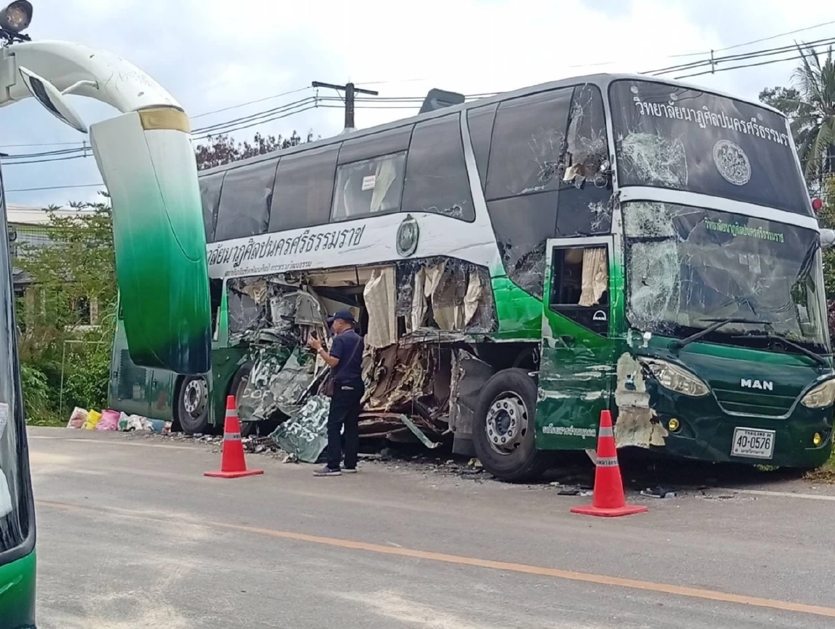 รถบัส วิทยาลัยนาฏศิลปนครศรีธรรมราช ชนรถพ่วง โชว์สปิริต แสดงโขน หน้าเมรุ "จ่าแซม"