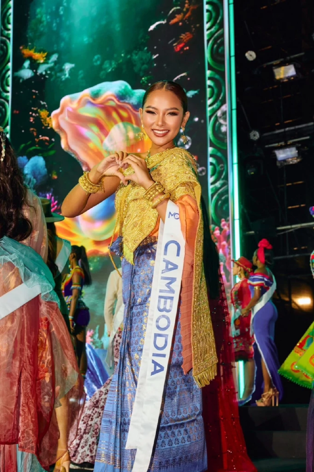 นางงามเขมร "เคลมชุดไทย" อ้างสืบทอดมาแต่โบราณ ยัน! ชุดราชวงศ์เขมร?