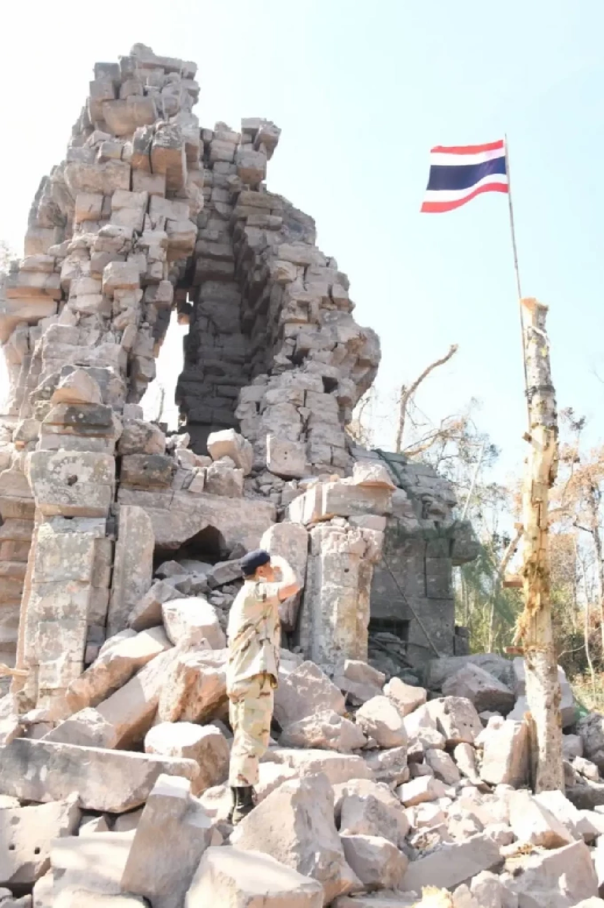 "อนุทิน" ขึ้นปราสาทตาควาย-เนิน 350 ยกมือไหว้เคารพจุดวีรชนพลีชีพ