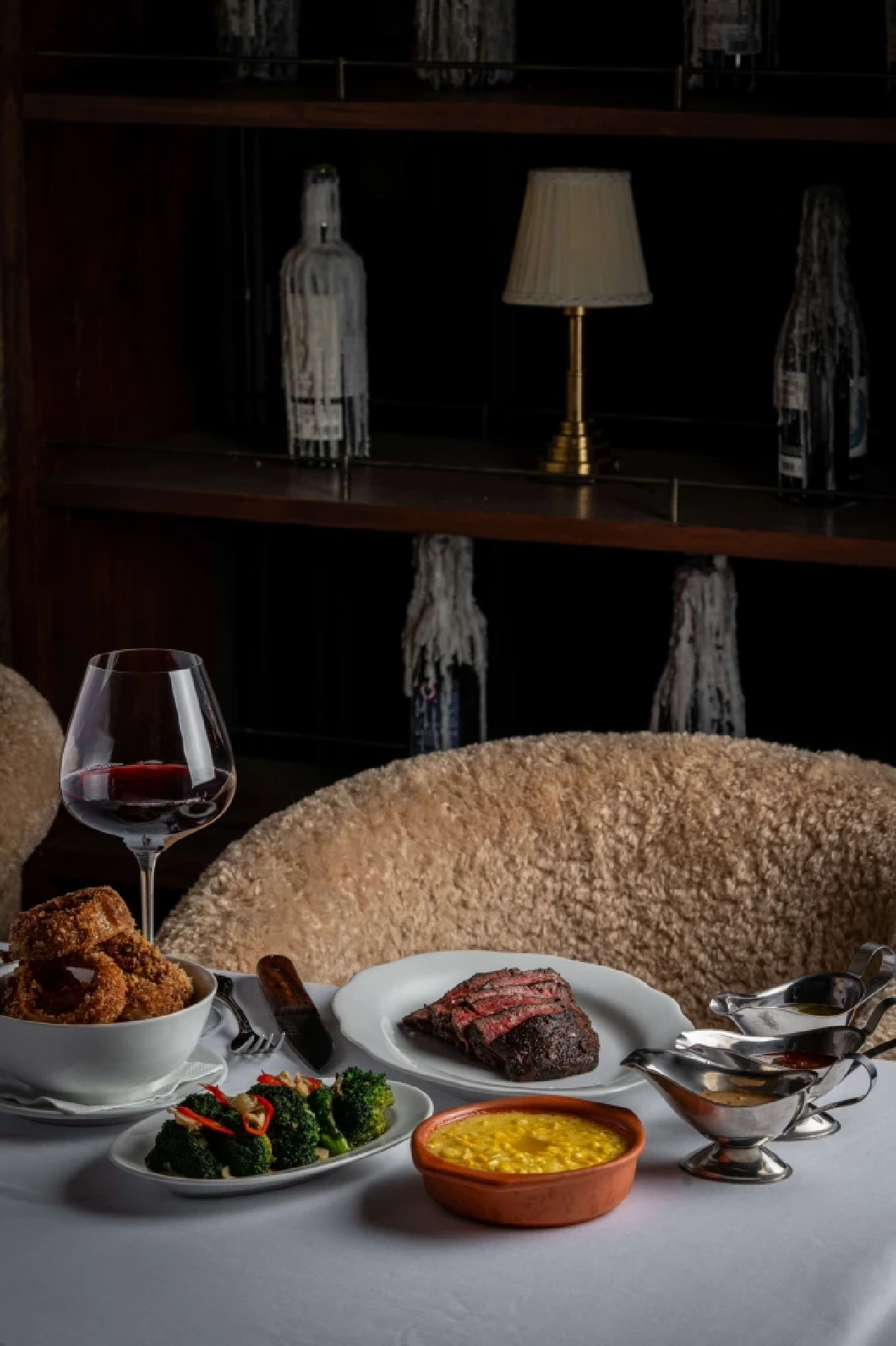 แลนด์มาร์คใหม่ทองหล่อ! สเต็กเฮาส์อาร์เจนตินาแท้ ในปราสาทหินย้อนยุค 1950