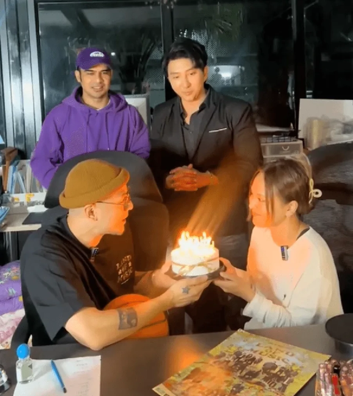 "เวย์ ไทเทเนี่ยม" ถือเค้กโผล่เซอร์ไพรส์วันเกิด "นานา ไรบีนา"