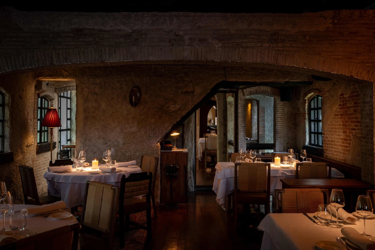 แลนด์มาร์คใหม่ทองหล่อ! สเต็กเฮาส์อาร์เจนตินาแท้ ในปราสาทหินย้อนยุค 1950