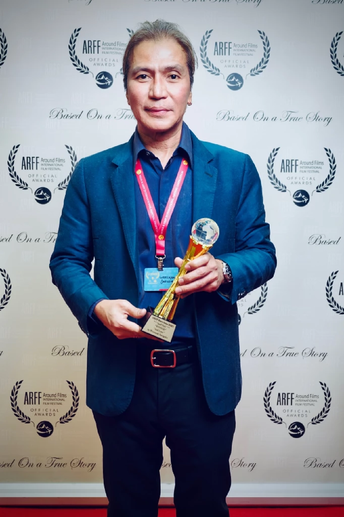 ผงาดเวทียุโรป! "เป็ด วีระศักดิ์" รับรางวัลใหญ่ หนังสั้น "ยังรักกัน" ชนะเลิศ