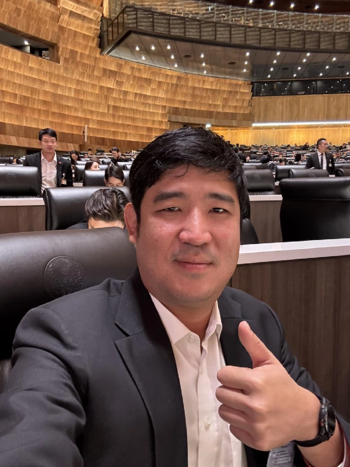 ประวัติ "เท่าพิภพ" คัมแบ็กลง สส.กทม. เขต 33 แก้วิกฤติ พรรคประชาชน