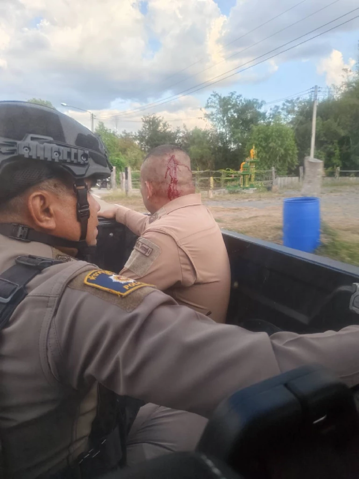 เปิดภาพเสียหาย 'เขมรยิงจรวด BM-21' ตกใส่บ้านเรือน ทำ ตร.เจ็บ ชาวบ้านเจ็บ 5 ขาขาด