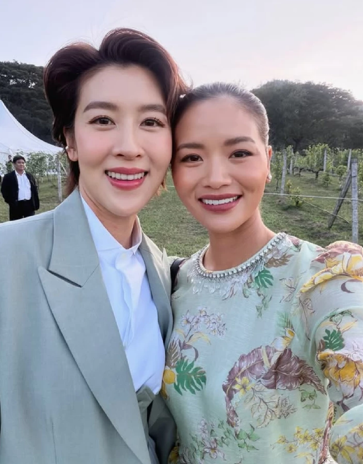 "เชียร์ ฑิฆัมพร" ควง "หมิว" ออกงานปล่อยโมเมนต์หวานทำใจละลาย!