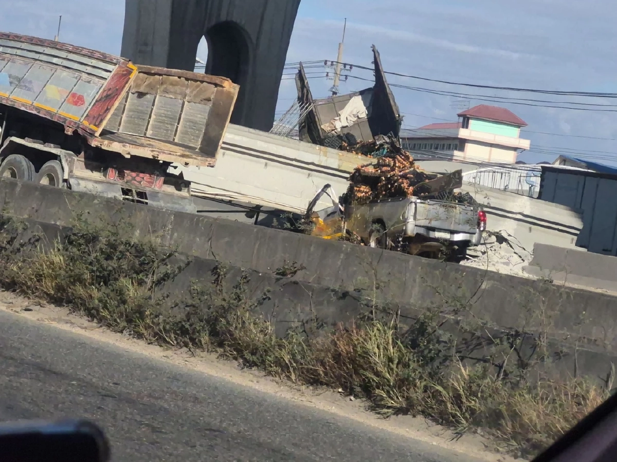 ด่วน! ดัมพ์รถบรรทุก ฟาดสะพานลอย หล่นทับรถ บางนา-ตราด กม.34 มีผู้เสียชีวิต