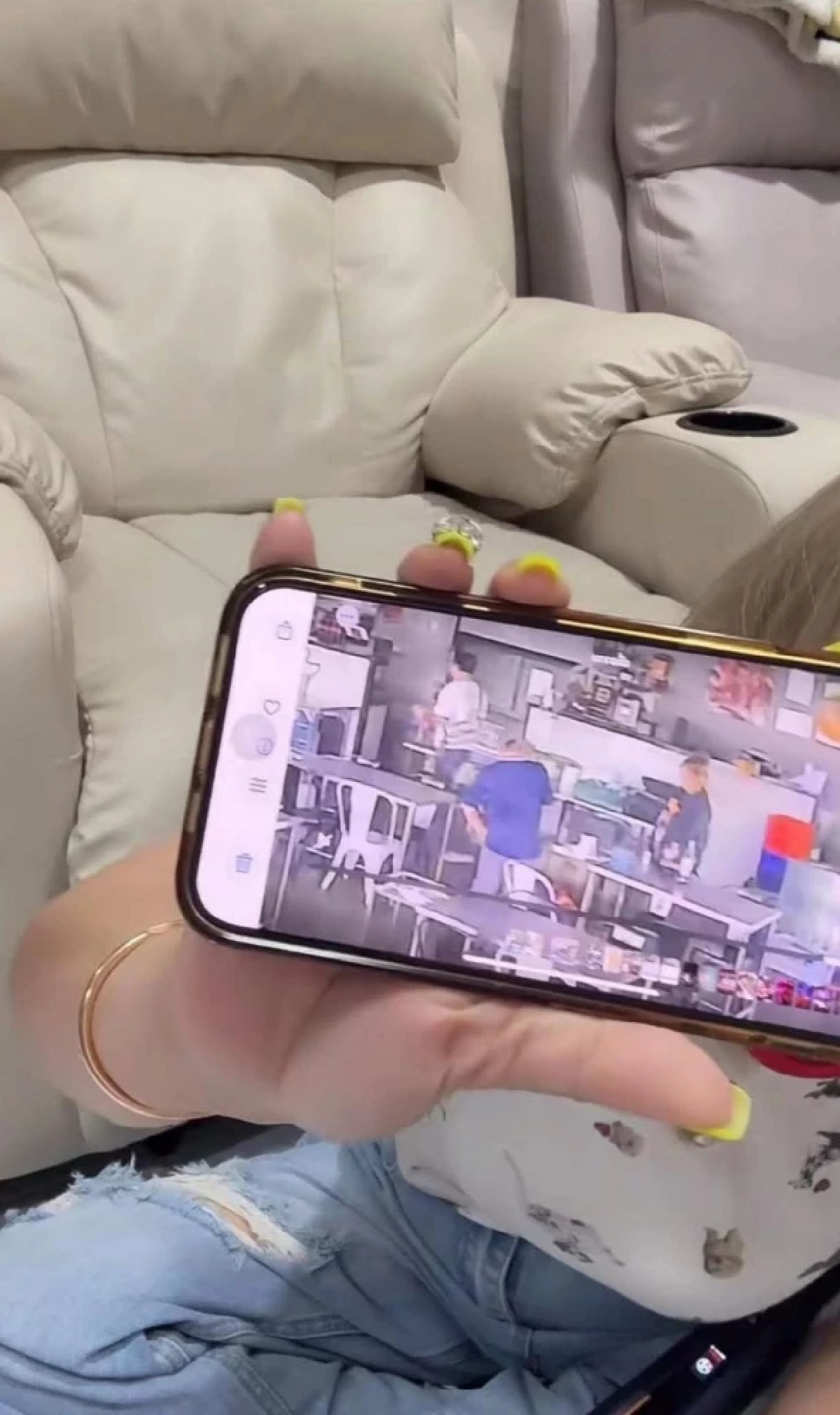 "เหมย หมึกเป็นซาซิมิ" จับได้สามีนอกใจกับพนง. ภาพวงจรปิดชัด ยืนจกกันไปมา