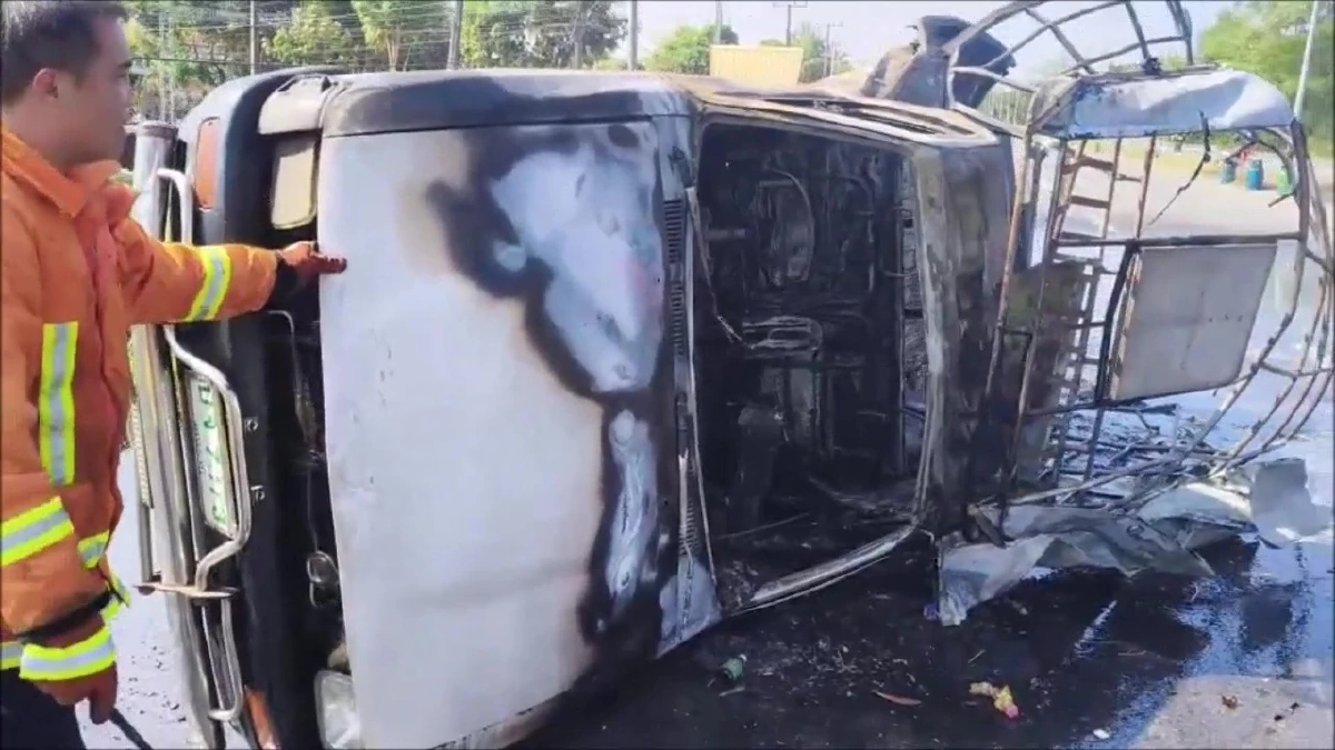 ระทึก! รถบรรทุก ถังแก๊สหุงต้ม ยางแตกพลิกคว่ำ ไฟลุกท่วมทั้งคัน