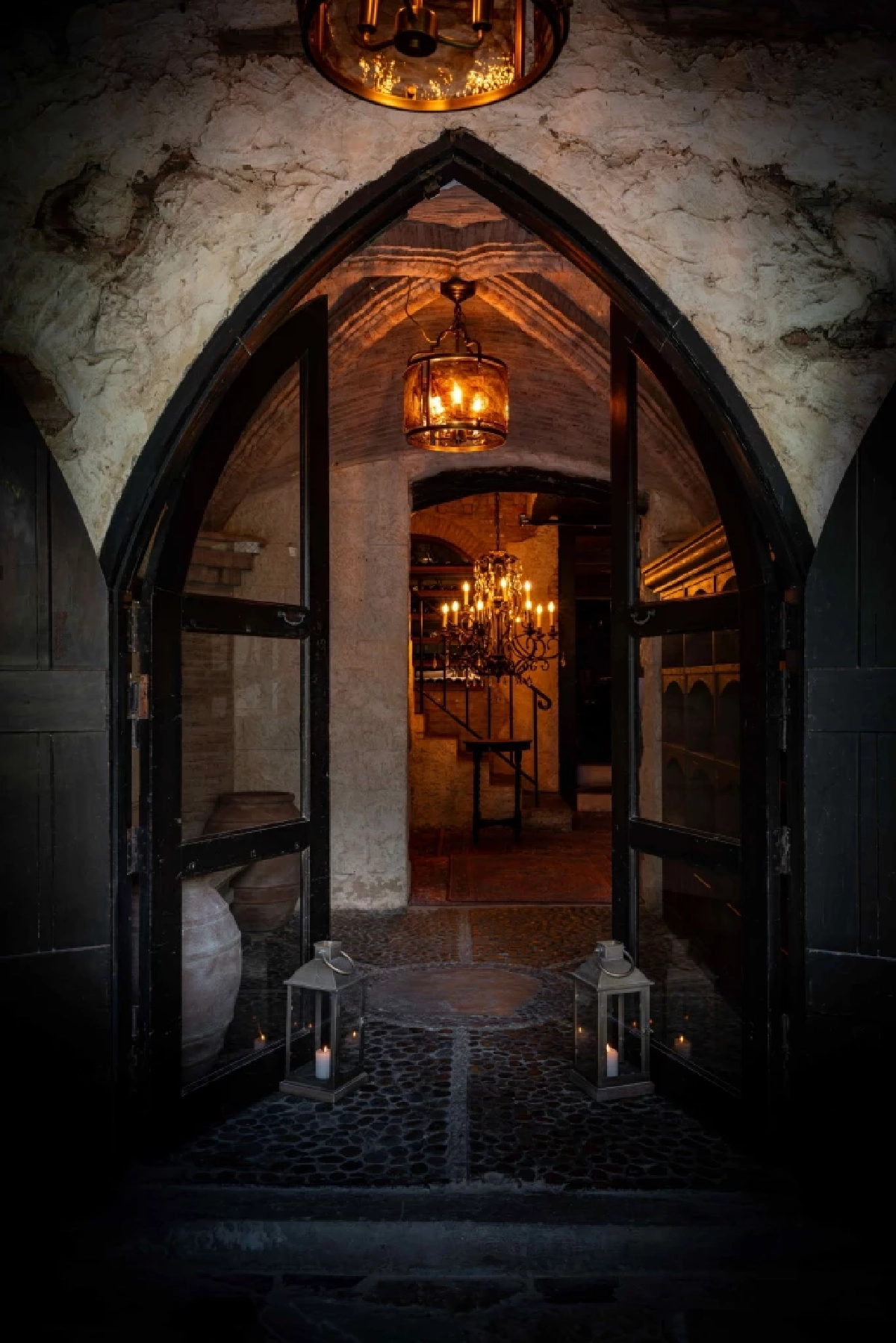 แลนด์มาร์คใหม่ทองหล่อ! สเต็กเฮาส์อาร์เจนตินาแท้ ในปราสาทหินย้อนยุค 1950