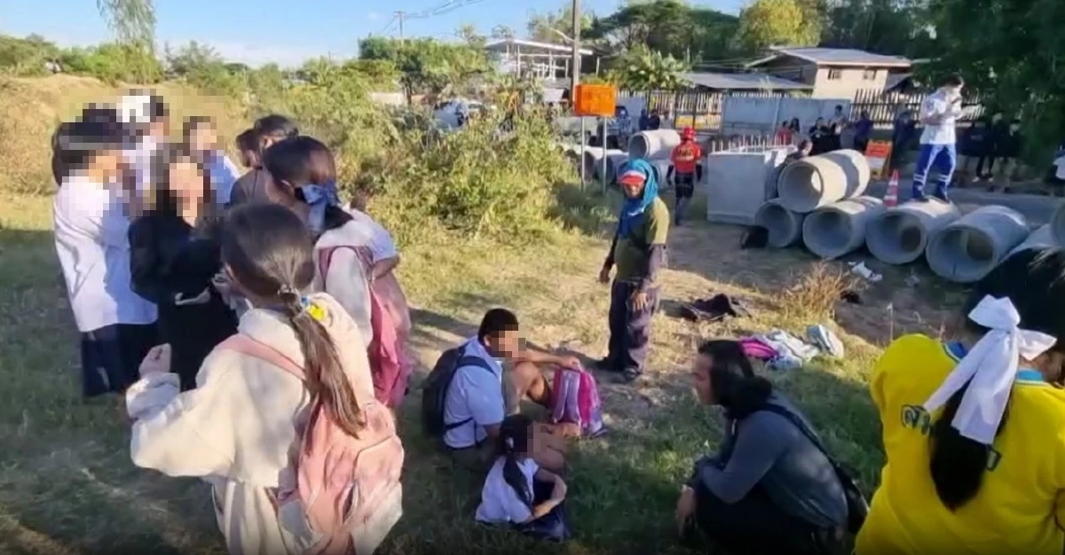 อุบัติเหตุ รถนักเรียนพลิกคว่ำ ขณะส่งกลับบ้าน บาดเจ็บ 14 ราย