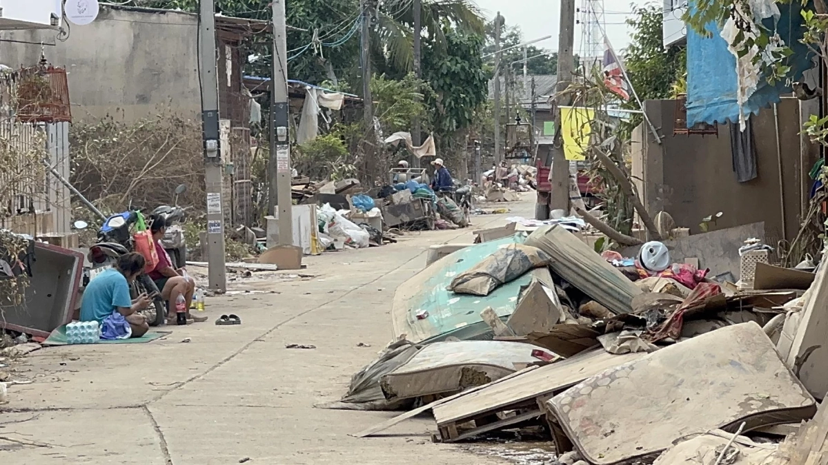 "บิณฑ์" ฟุบหลับคาบันได ลุยใต้ 10 วันไม่พัก ทีมกู้ภัยสุดทนเผยภารกิจน้ำท่วมสุดหดหู่