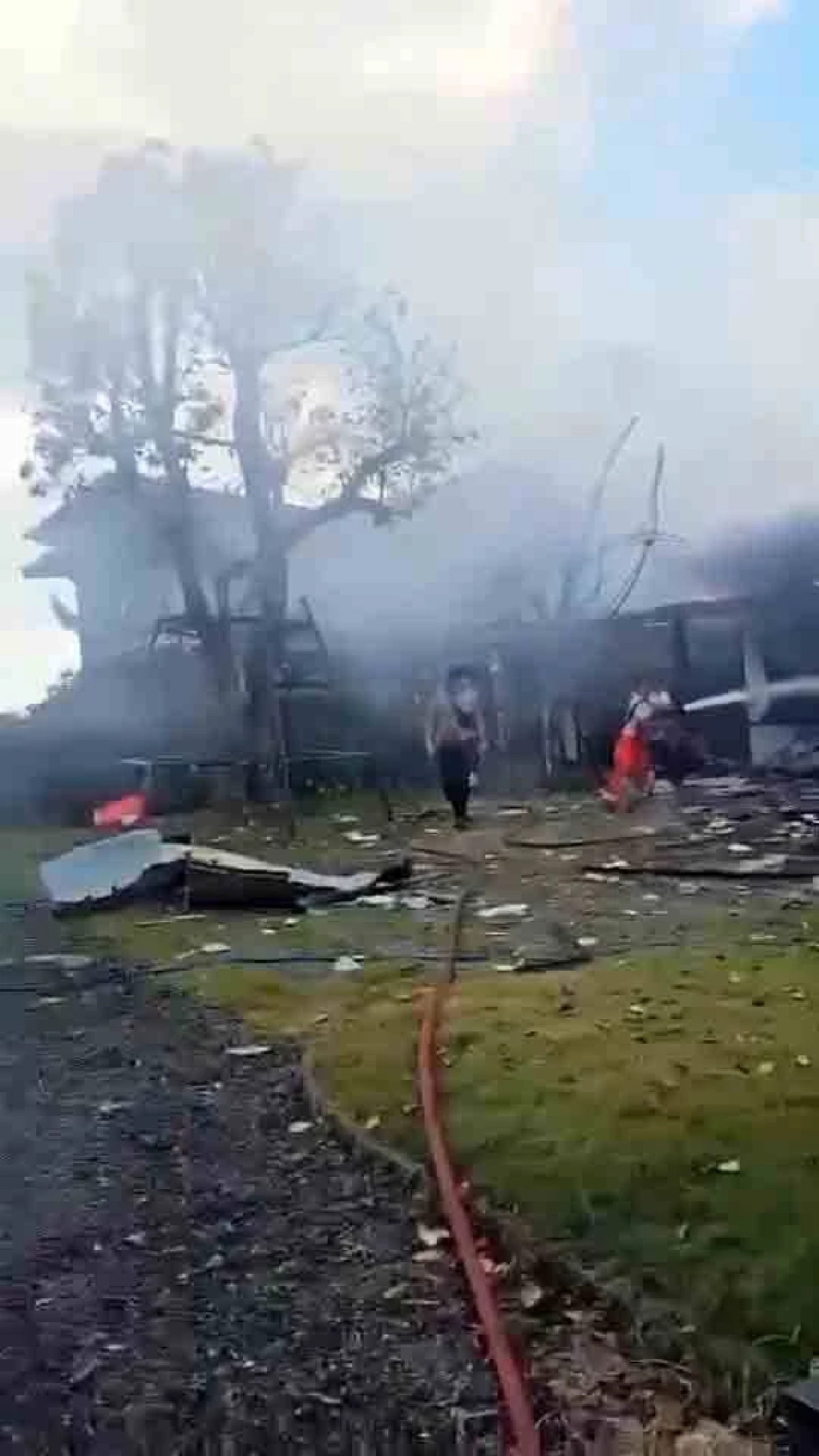 เปิดภาพเสียหาย 'เขมรยิงจรวด BM-21' ตกใส่บ้านเรือน ทำ ตร.เจ็บ ชาวบ้านเจ็บ 5 ขาขาด