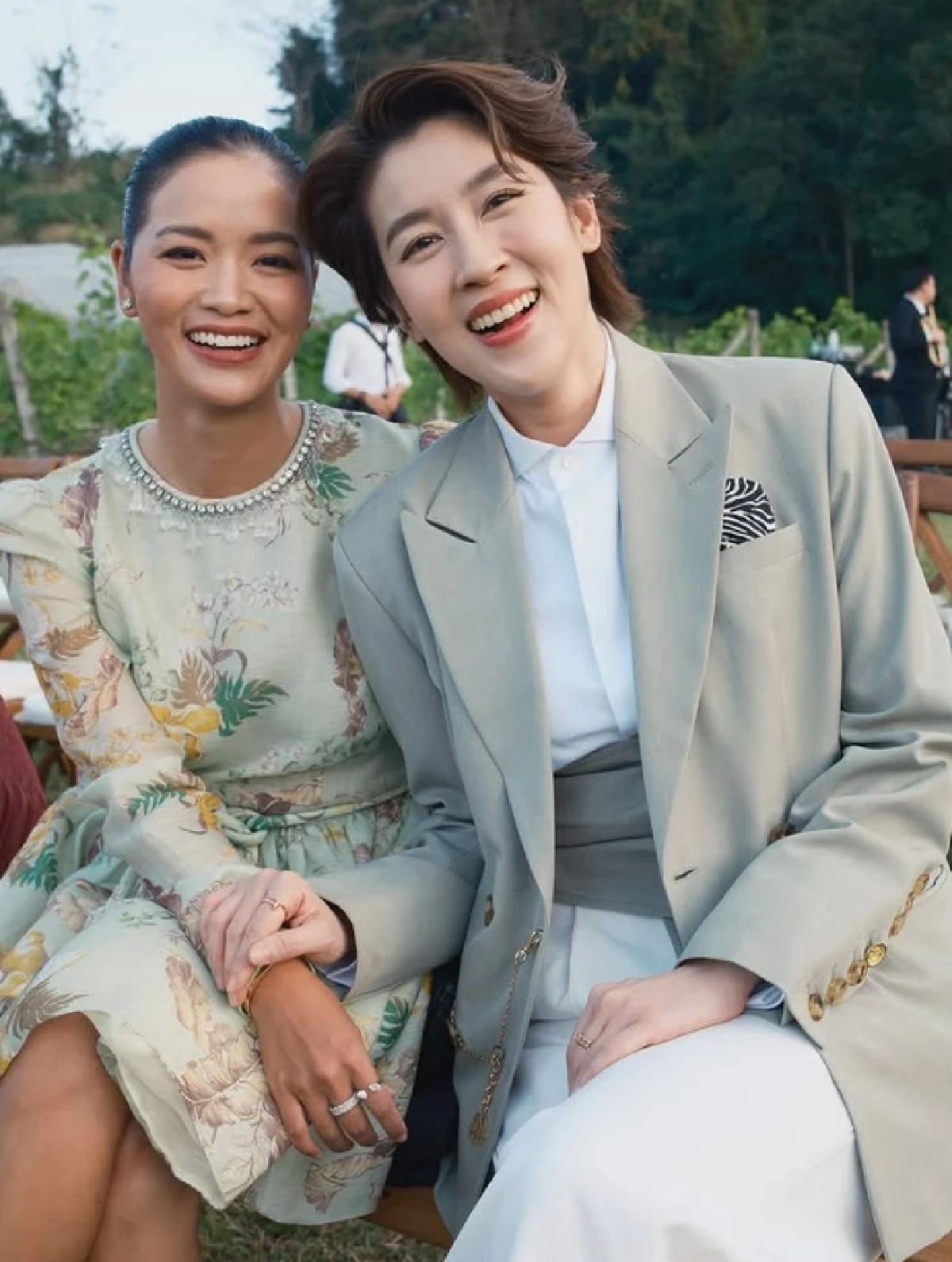 "เชียร์ ฑิฆัมพร" ควง "หมิว" ออกงานปล่อยโมเมนต์หวานทำใจละลาย!