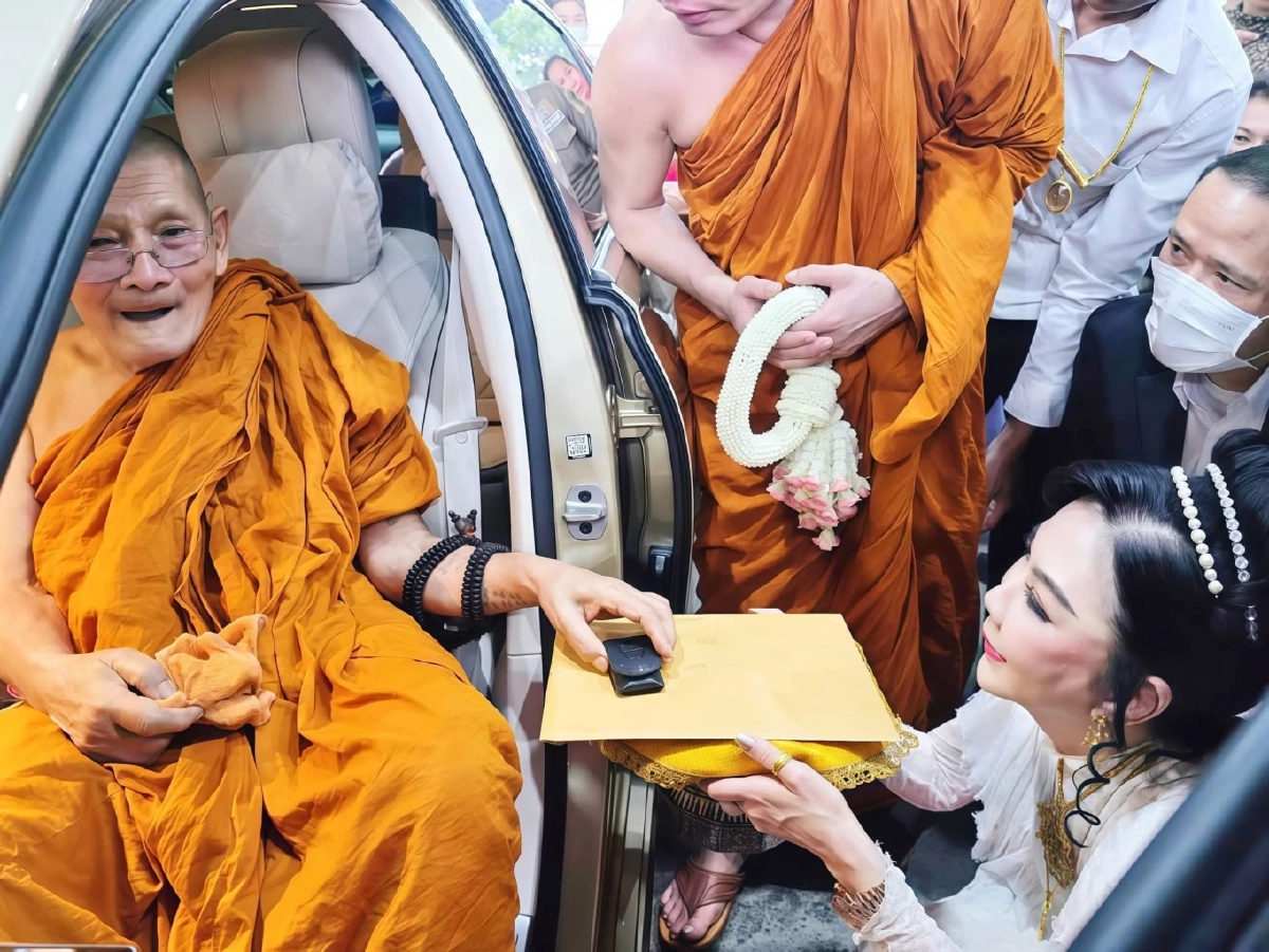 คอหวยส่องเลขทะเบียนรถหรูคันใหม่ “หลวงปู่ศิลา” มูลค่ากว่า 12 ล้าน