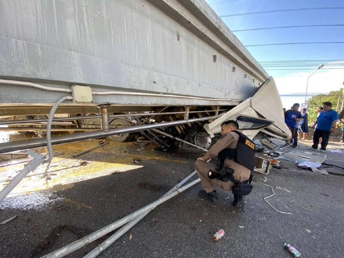 เปิดคลิปวินาที ดัมพ์รถบรรทุก ชนคานสะพานลอย หล่นทับรถขนไข่ คนขับเสียชีวิต