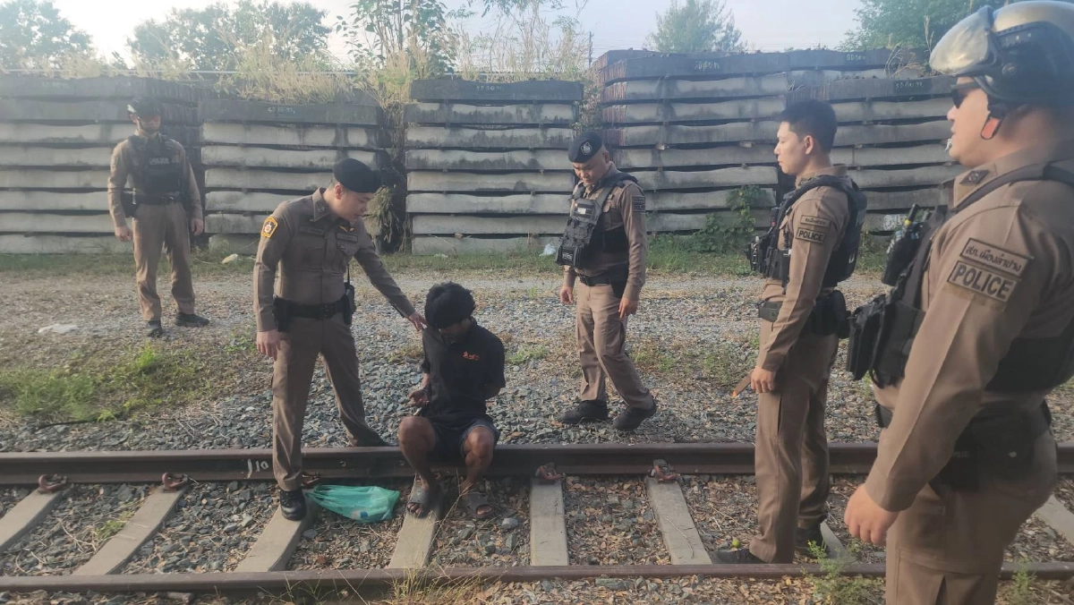 เปิดนาที 'ชายเร่ร่อน' ก่อเหตุคลั่งใช้มีดจ้วง รปภ. เลือดอาบคาสถานีรถไฟลำปาง