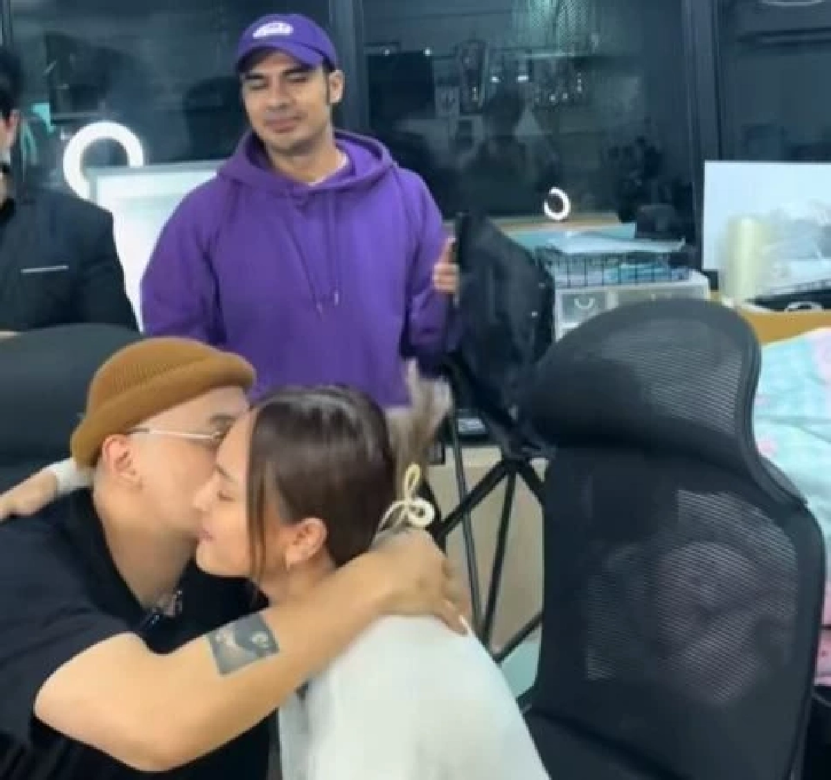 "เวย์ ไทเทเนี่ยม" ถือเค้กโผล่เซอร์ไพรส์วันเกิด "นานา ไรบีนา"