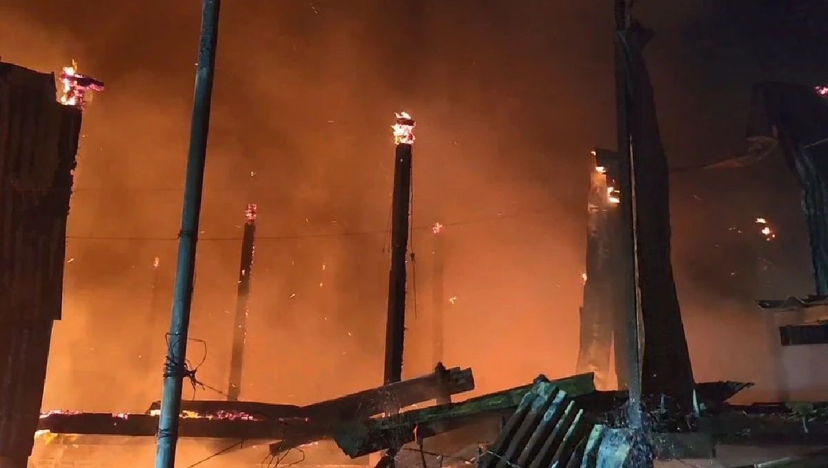 ไฟไหม้บ้าน ภายในชุมชนต้นสตือ เผาวอด 2 หลัง สลด แมว 24 ตัว หนีไม่ทัน