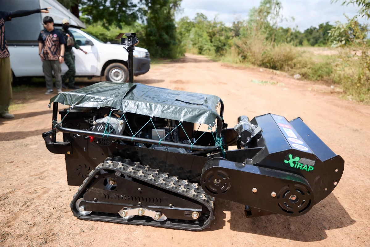 มจพ. พัฒนาหุ่นยนต์อัจฉริยะกวาดล้างทุ่นระเบิดสำเร็จ เตรียมส่งมอบให้กับกองทัพบก เสริมภารกิจปกป้องชายแดนไทย–กัมพูชา