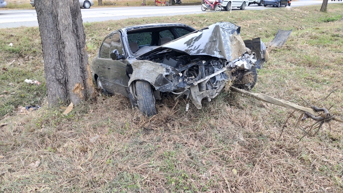 หลวงตาวัย 80 ปี ขับเก๋งพุ่งชนต้นไม้ กระเด็นออกนอกรถ ได้รับบาดเจ็บ