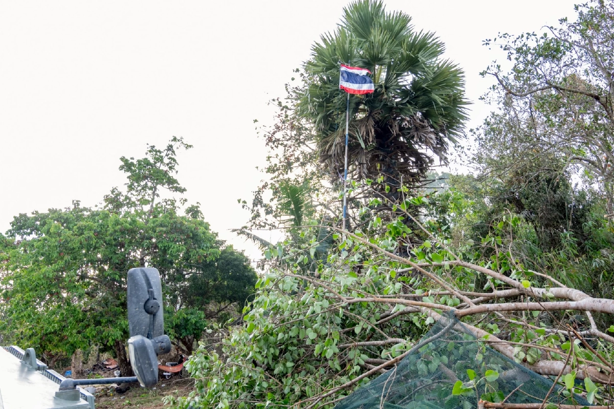 ปะทะเดือด! นาวิกโยธิน ปักธงชาติไทย ยึดคืนพื้นที่บ้าน 3 หลัง จ.ตราด