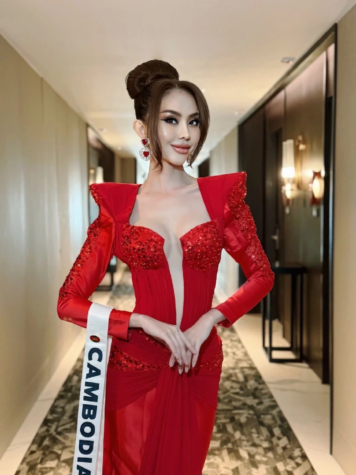 'มิสยูนิเวิร์สเขมร' ขอเคียงข้าง "ฮุน มาเนต" อ้างไทยโจมตีปราสาทพระวิหาร