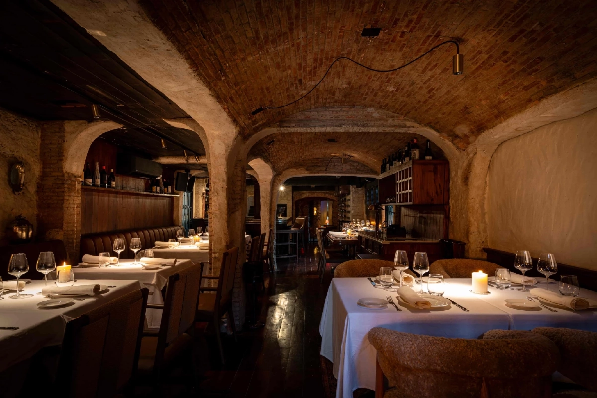 แลนด์มาร์คใหม่ทองหล่อ! สเต็กเฮาส์อาร์เจนตินาแท้ ในปราสาทหินย้อนยุค 1950