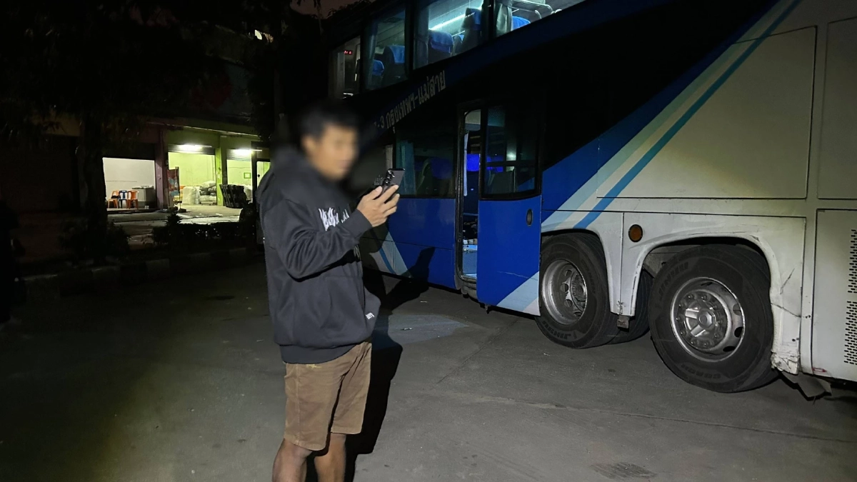 คนขับรถทัวร์ นอนดับปริศนา ท้ายรถ เพื่อนร่วมงาน คาดอากาศหนาว