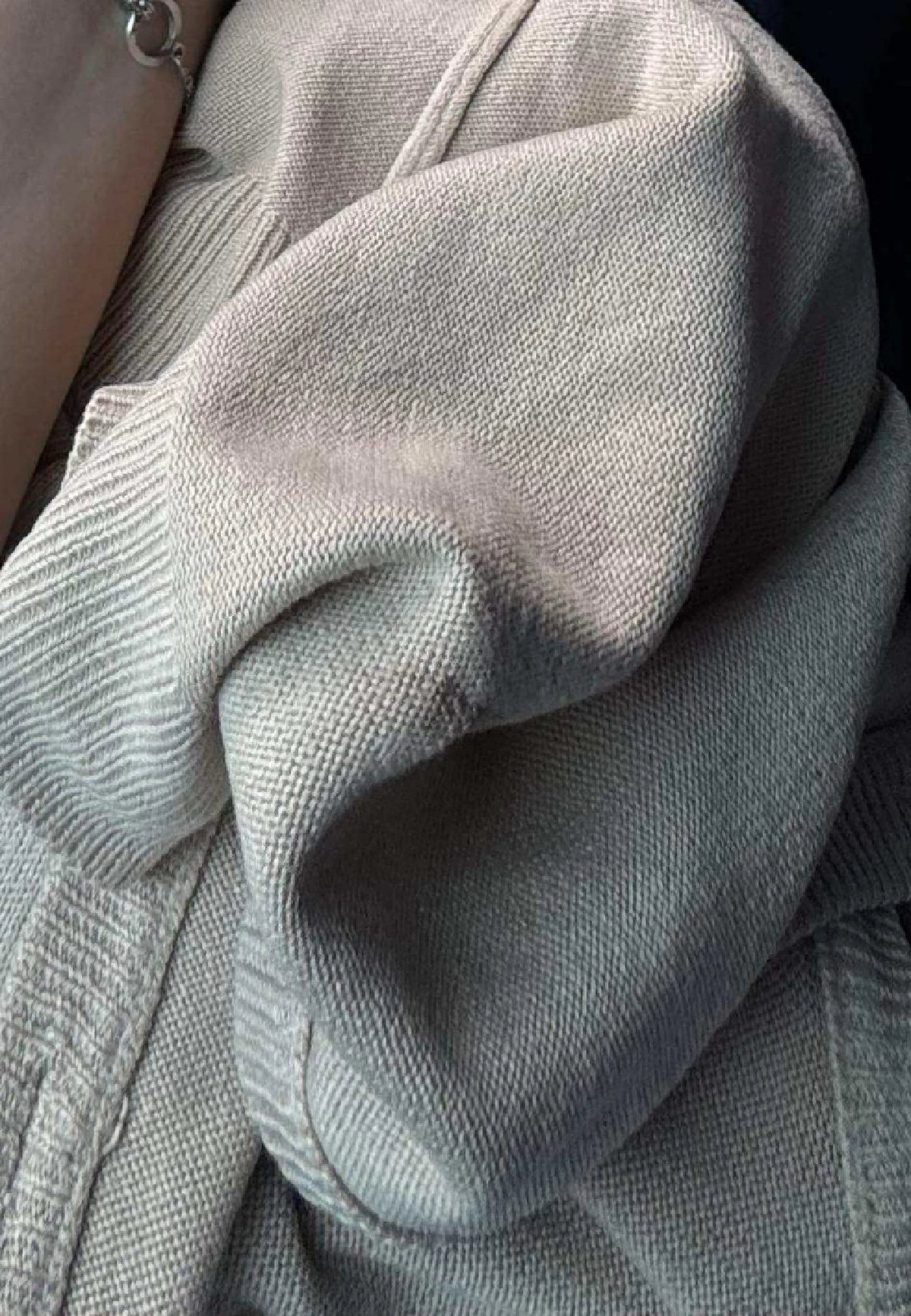 ครูยึดเสื้อกันหนาว อ้างสีเสื้อผิดระเบียบ นักเรียนนั่งเรียนกลางอากาศ 9 องศา