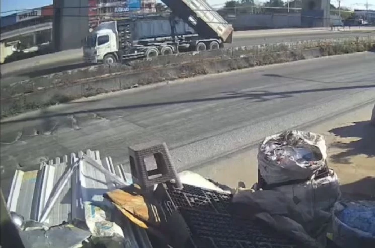 พยานเล่านาที พลเมืองดี บีบแตรเตือน รถบรรทุกยกดัมพ์ แต่คนขับไม่ได้ยิน