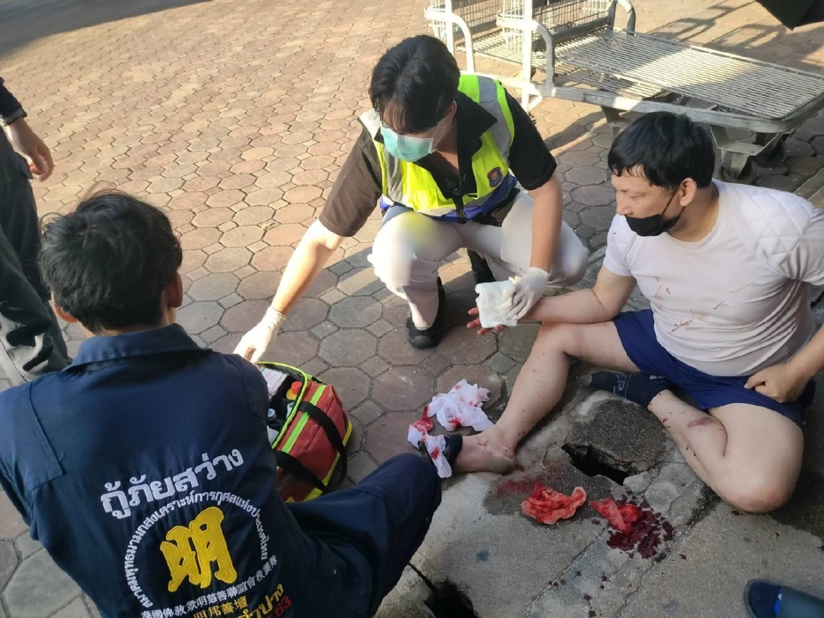 เปิดนาที 'ชายเร่ร่อน' ก่อเหตุคลั่งใช้มีดจ้วง รปภ. เลือดอาบคาสถานีรถไฟลำปาง