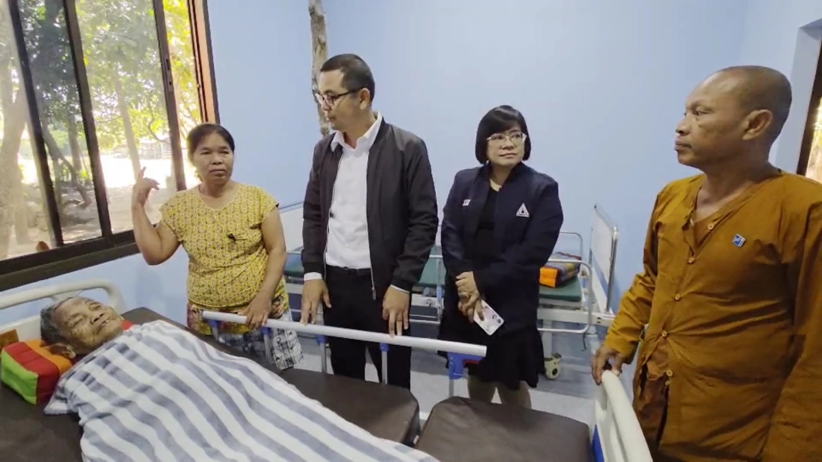 บีบหัวใจลูกหลาน.. อุ้ม "ย่าทวด" อายุ 103 ปี อพยพหนี เหตุปะทะ "ไทย - กัมพูชา"